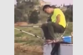 Chàng trai rơi xuống nước vì ngủ gật