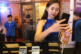 Smartphone màn hình vô cực, camera kép giá tầm trung
