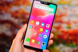Sharp ra mắt mẫu smartphone tràn viền thứ 30