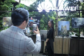 Xuất hiện smartphone có 3 camera đầu tiên tại VN