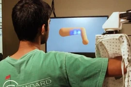 Robot có thể mặc áo cho con người