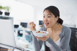 Vì sao bạn không nên ăn trưa tại bàn làm việc?