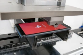 Choáng với màn 'tra tấn' điện thoại Vsmart ở Tây Ban Nha