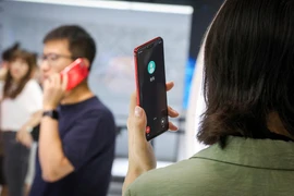 Lộ diện mẫu smartphone có camera ẩn dưới màn hình độc đáo