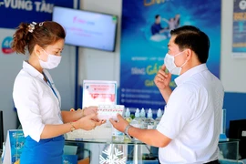 Nhà mạng miễn phí cước, tặng khẩu trang cho khách hàng