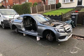 Mercedes bị trộm lột sạch đồ sau 1 đêm đỗ ngoài đường