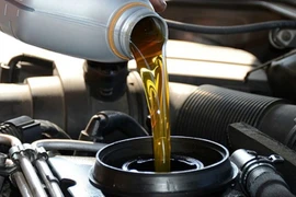 Dầu nhớt động cơ ô tô có dùng cho xe máy được không?