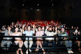 Lý Nhã Kỳ chơi lớn bao trọn rạp, mời khán giả vào xem 'Kẻ thứ ba'