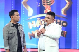 MC Quyền Linh tặng thầy giáo 14 năm dạy chữ miễn phí cho trẻ em nghèo 15 triệu đồng