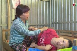 Chồng mất vì tai nạn, người mẹ một mình gồng gánh nuôi con bại liệt