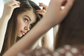 Bị chảy máu nướu răng, loét miệng hoặc rụng tóc là dấu hiệu của việc thiếu vitamin
