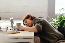 Tại sao chúng ta cảm thấy uể oải sau bữa trưa và cách khắc phục