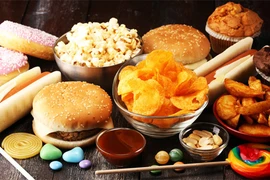 Tiêu thụ nhiều đường, muối và chất béo không lành mạnh ảnh hưởng đến sức khỏe tim mạch như thế nào? 