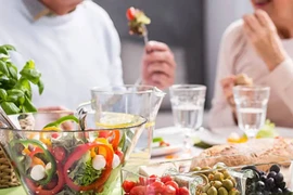 Thực phẩm giúp người cao tuổi khỏe xương khớp và ít ốm vặt trong mùa lạnh