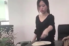 'Màn trình diễn nấu ăn siêu bá đạo của nữ IT'