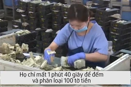 Nữ nhân viên đếm tiền nhanh như máy ở Trung Quốc