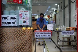Chùm ảnh dùng ròng rọc bán phở để tránh dịch COVID-19
