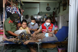 Công an đến từng nhà trao quà cho trẻ khuyết tất, mồ côi