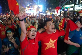 Phố đi bộ Nguyễn Huệ vỡ òa khi U-23 Việt Nam chiến thắng tiến vào chung kết