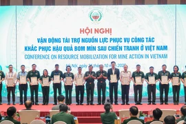 Đại diện Tập đoàn Hòa Phát (thứ 8 từ trái qua) nhận chứng nhận ủng hộ công tác khắc phục hậu quả bom mìn sau chiến tranh ở Việt Nam
