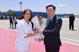 Chủ tịch Quốc hội đến sân bay José Martí, bắt đầu thăm chính thức Cuba