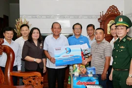 Nguyên Phó Thủ tướng Thường trực Trương Hòa Bình thăm ngư dân tiêu biểu ở Bến Tre