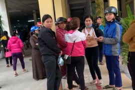 Vụ nữ sinh lớp 7 tử vong: Nhiều người kéo đến trung tâm y tế yêu cầu làm rõ
