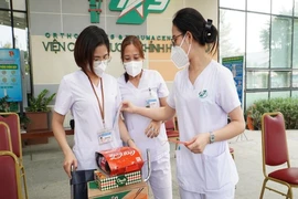 Y tế tuyến đầu đi siêu thị mini Tết 0 đồng mang quà về cho bệnh nhân