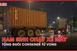 Video: Chạy xe máy tông vào đuôi container, nam sinh tử vong tại chỗ