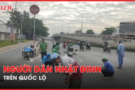 Video: Người dân đổ ra đường nhặt hàng trăm mảnh đinh trên Quốc lộ 1