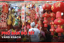 Không khí phố bán đồ trang trí lớn nhất TP.HCM ngày cận Tết Dương lịch 2024