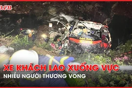 Video: Hiện trường vụ xe khách lao xuống vực ở cao tốc La Sơn - Túy Loan