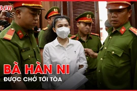 Video: Bà Hàn Ni và ông Trần Văn Sỹ được chở tới tòa, an ninh được thắt chặt