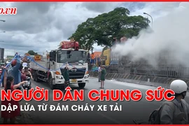 Video: Cảm động hình ảnh người dân cùng kéo vòi xịt nước dập đám cháy xe tải