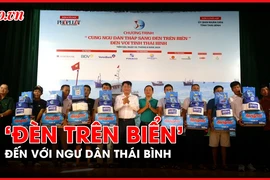 'Cùng ngư dân thắp sáng đèn trên biển' đến với ngư dân tỉnh Thái Bình