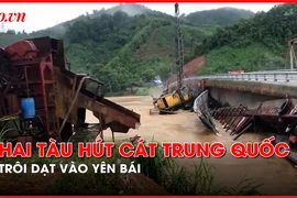 Cận cảnh hai tàu hút cát trôi dạt từ Trung Quốc bị nhấn chìm tại Yên Bái