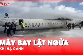 Video: Máy bay bị lật ngửa khi hạ cánh, nhiều người nguy kịch