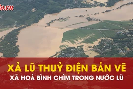 Cảnh xã Hòa Bình, Nghệ An bị cô lập giữa nước lũ nhìn từ trực thăng