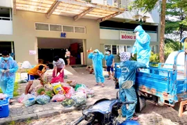Đội 'shipper' không lương, ngày đêm chuyển hàng cho cư dân Ehome 3