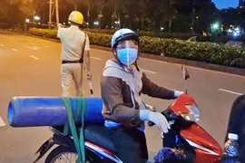 Ông bố chở bình oxy cứu con: 'Cộng đồng đã không bỏ quên chúng tôi'