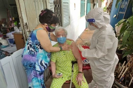 Đội tiêm vaccine lưu động đến nhà dân tiêm cho người cao tuổi 