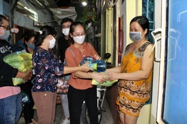 Sau giờ làm, nhiều bạn trẻ công sở len lỏi vào xóm trọ phát quà
