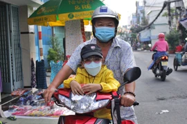 Hậu COVID-19: Ông ngoại phụ hồ dắt theo cháu gái ra công trường học online