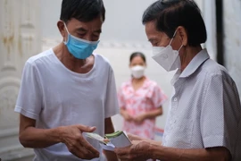 Chủ trọ tặng tiền người khó khăn: 'Làm từ thiện cũng phải đúng luật!'