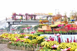 TP.HCM: Nhộn nhịp trên bến dưới thuyền chợ hoa xuân Bến Bình Đông