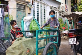Tết không bánh không hoa nhưng nhặt được nhiều ve chai hơn
