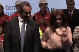Nữ tổng thống Argentina nhảy ‘cực sung’ trên sân khấu