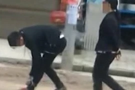 Mẹ xích chân, tay con trai 17 tuổi bắt diễu phố vì ‘lười biếng’