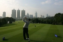 Trung Quốc: Chơi golf, tổ chức tiệc xa hoa là hành vi vi phạm 