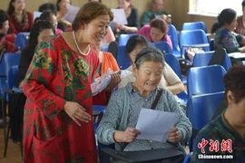 Cụ bà 83 tuổi nhận 8 tấm bằng sau khi theo học ĐH 28 năm